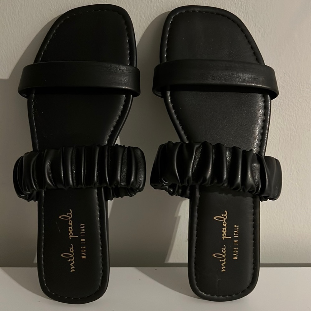 Mila Paoli black leather slides size 7 never worn!